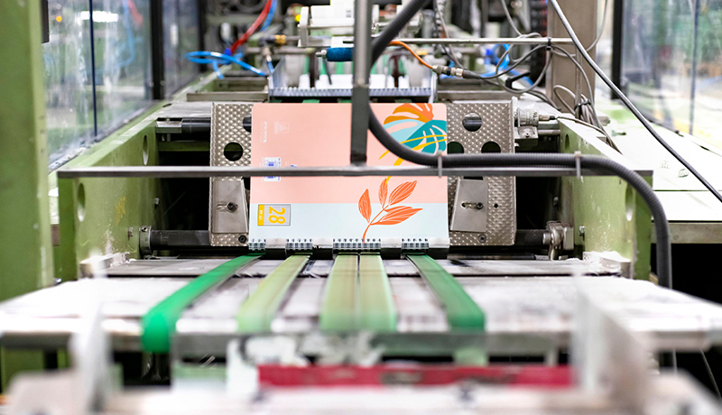 Notizbuch in Produktionslinie