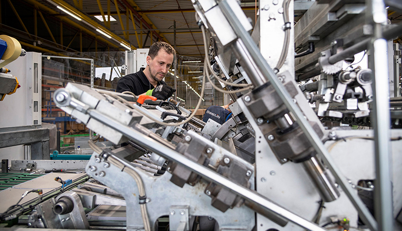 Techniker mit Industriemaschine