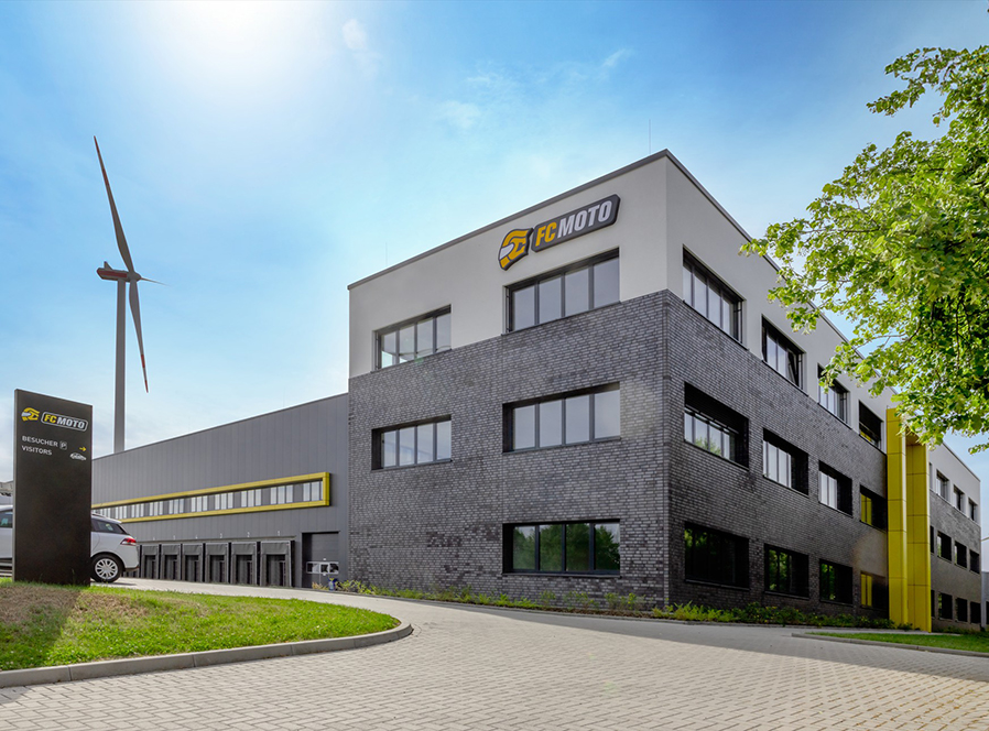 Modernes Büro- und Lagergebäude der Firma FC Moto