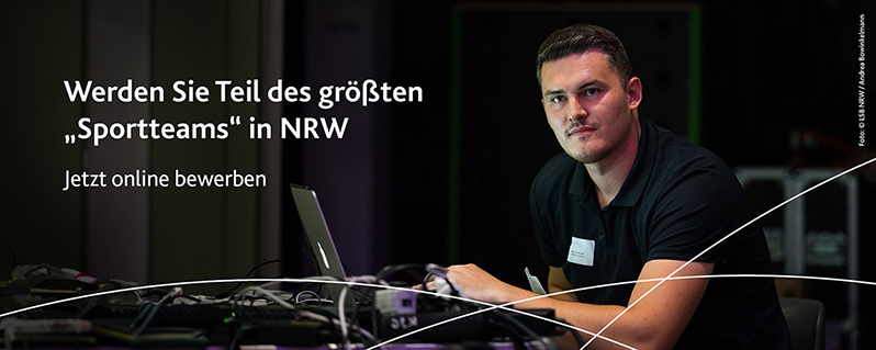 Mitarbeiter am Laptop - Jetzt online bewerben beim größten Sportteam in NRW