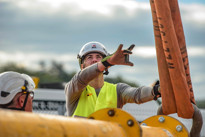 zwei Männer arbeiten draußen