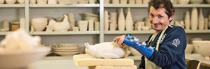 Mann, der in Holz schnitzt