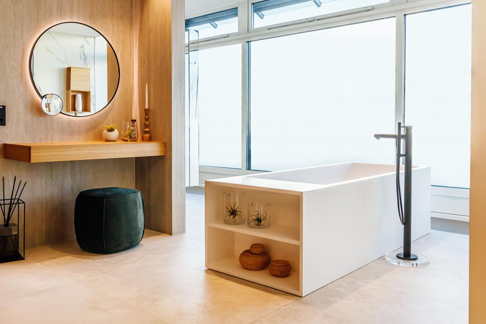 Modernes Badezimmer mit freistehender weißer Badewanne