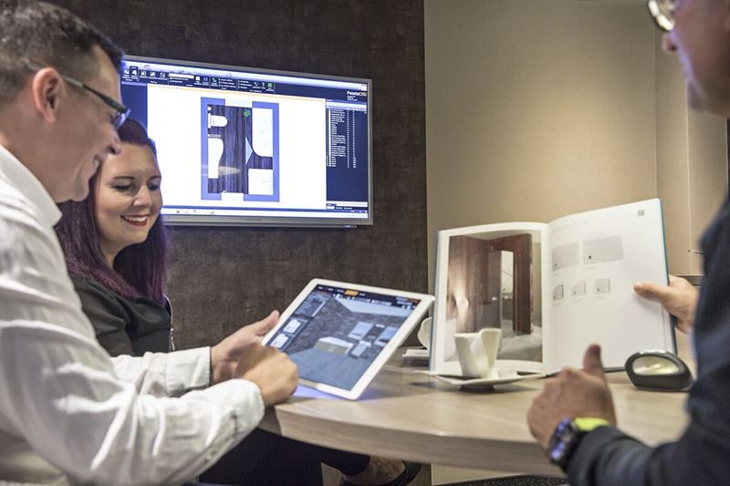 Drei Personen bei einer Badplanung