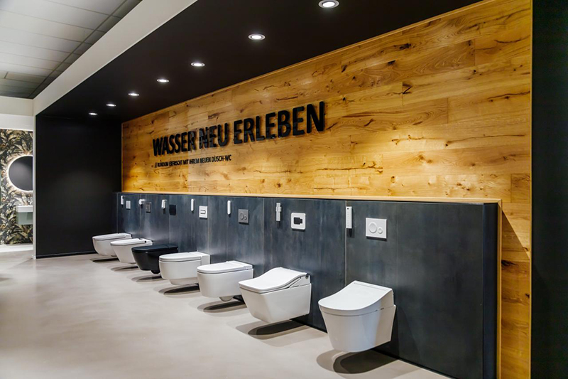 Ausstellungsraum für Badarmaturen mit einer Auswahl an Wand-WCs