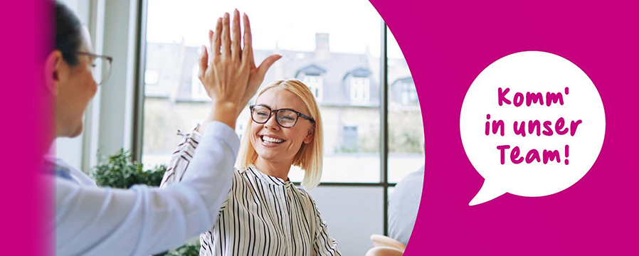 Kolleginnen begrüßen sich mit High-Five