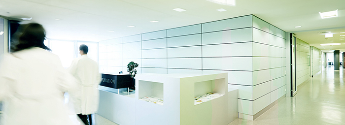 Heller Informationsbereich im Krankenhaus