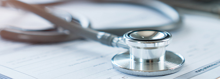 Stethoskop auf Patientenunterlagen