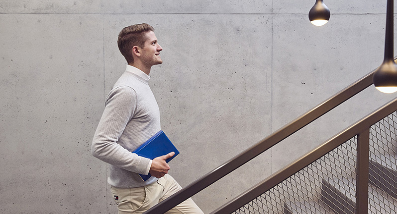 Der Mann geht die Treppe hinauf.