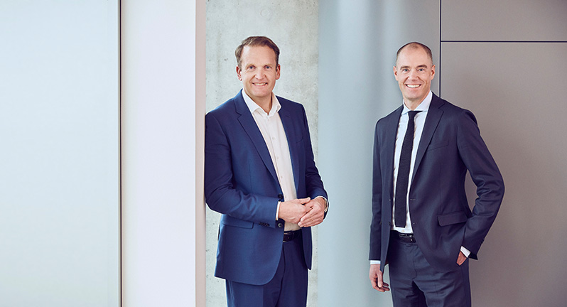 zwei Männer im Anzug