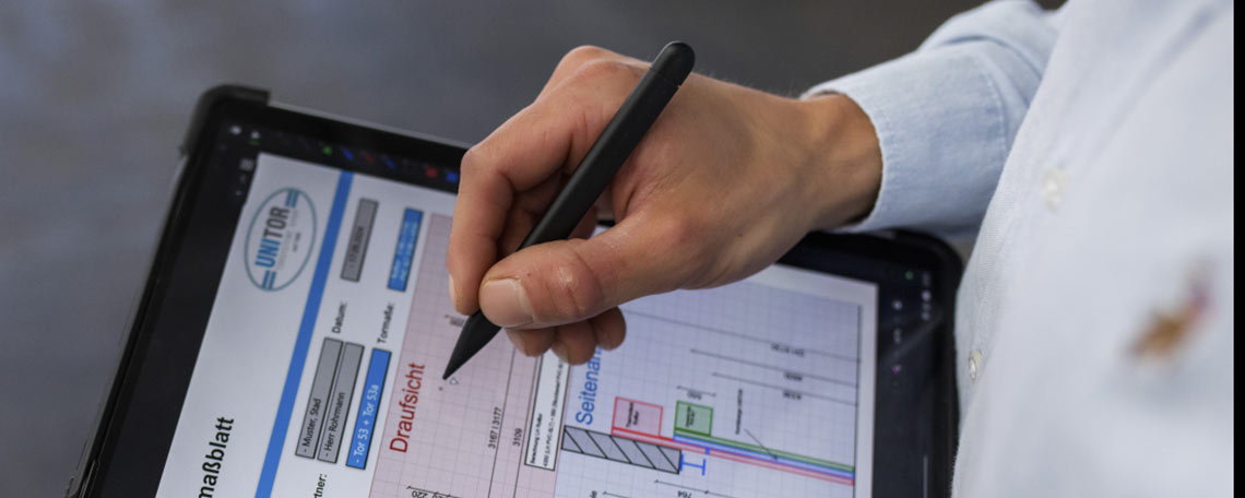Planung mit Tablet und technischen Diagrammen