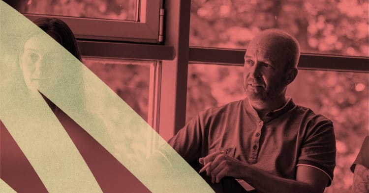 Mann erklärt mit Handgesten.