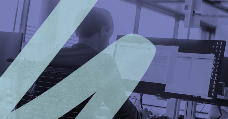 Mann erklärt mit Handgesten.