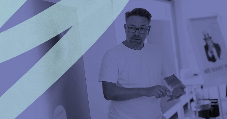 Mann erklärt mit Handgesten.