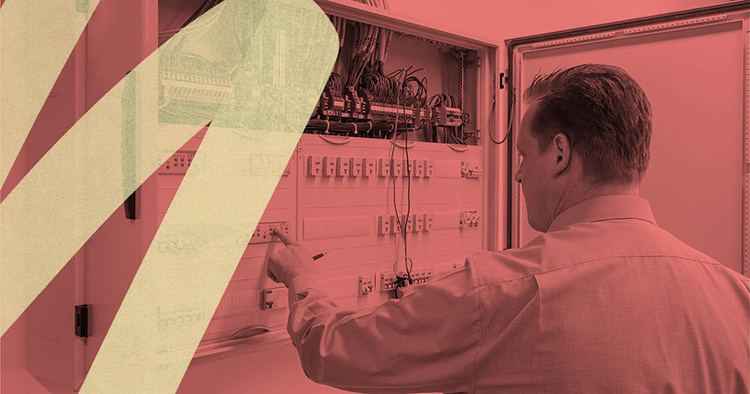 Mann erklärt mit Handgesten.