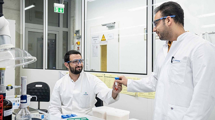 Zwei Chemielaboranten