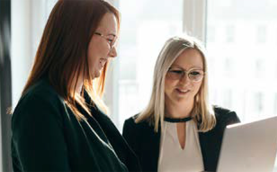 Geschäftsfrauen am Laptop