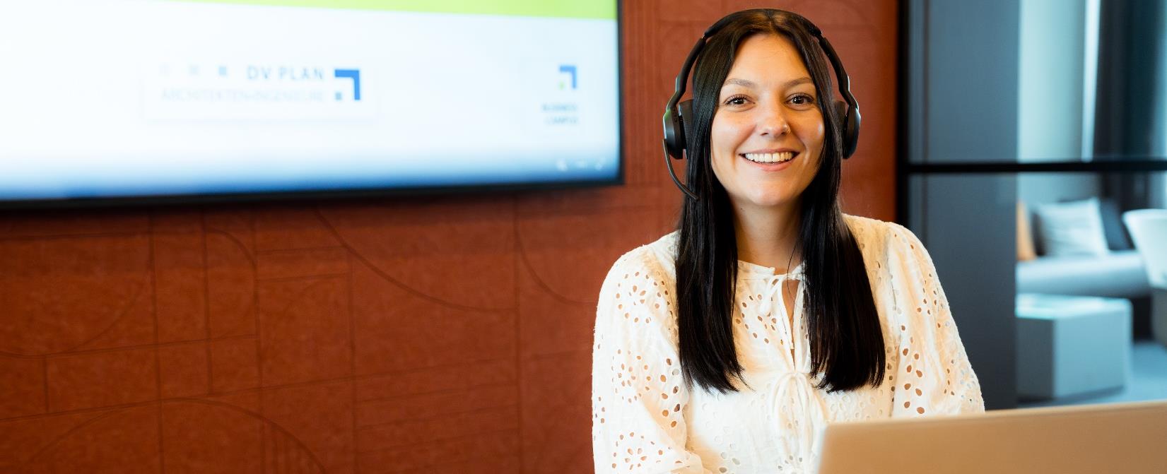 Frau mit Kopfhörern