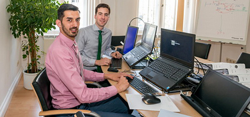 zwei Männer im Büro