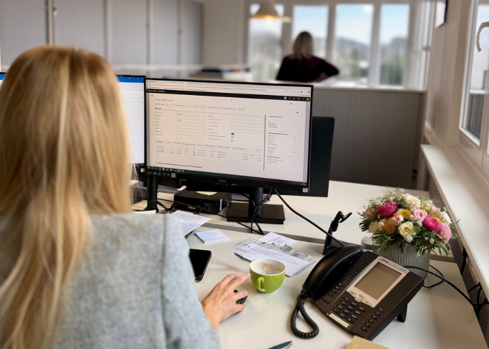 Frau arbeitet an PC im Büro