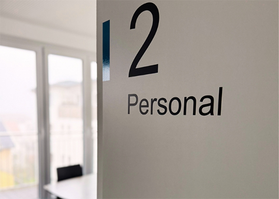 Türschild mit Aufschrift 2 Personal