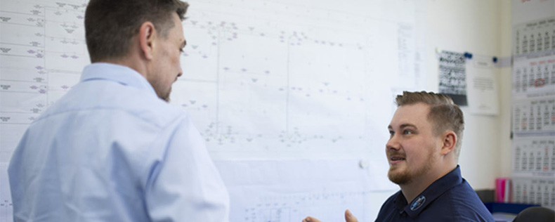 Kollegen bei Projektbesprechung im Büro