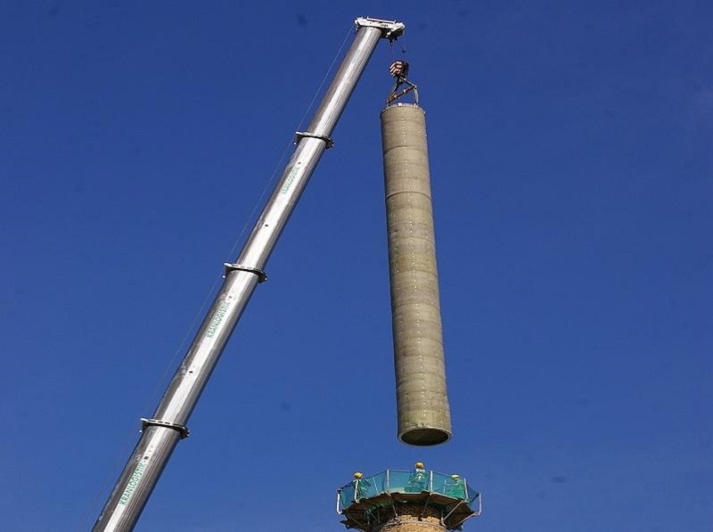 der Kran für die Montage des Schornsteins