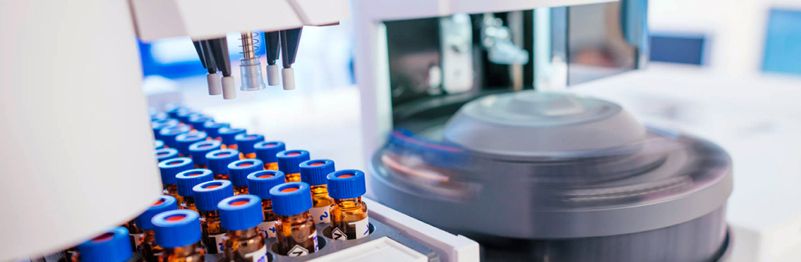 Automatisches Laborgerät bei der Probenanalyse