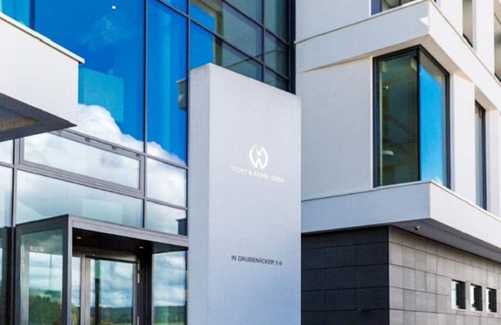 weiß verglastes Gebäude