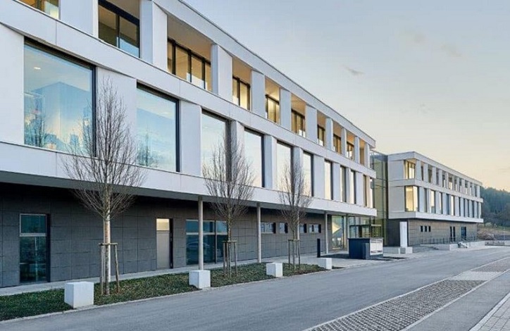 der Hof und das Bürogebäude