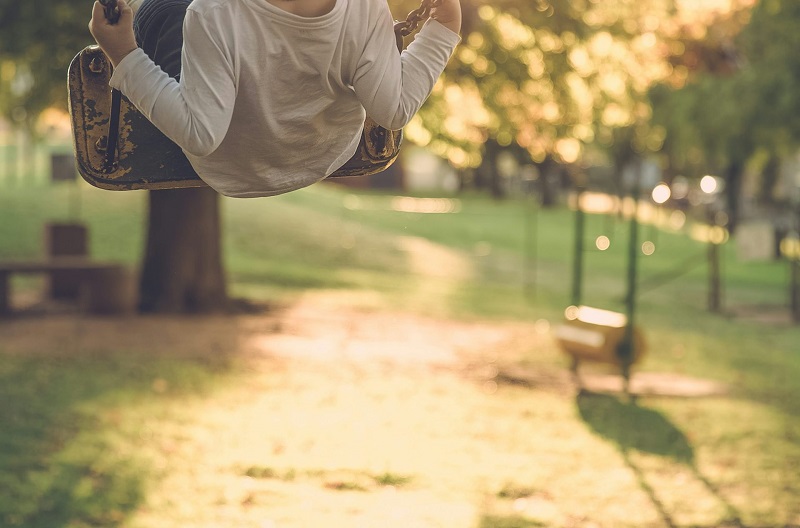 ein Kind auf einer Schaukel