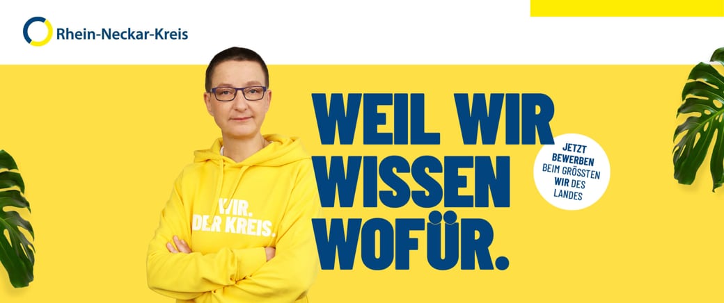 Rhein-Neckar-Kreis - Frau im gelben Hoodie - Jetzt bewerben beim grössten wir des Landes. - Weil wir wissen wofür.