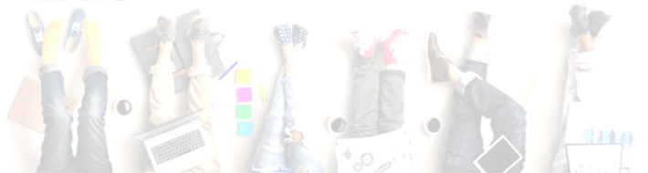 Draufsicht auf die Beine mehrerer Personen, die im Kreis sitzen, mit Laptops und Notizen