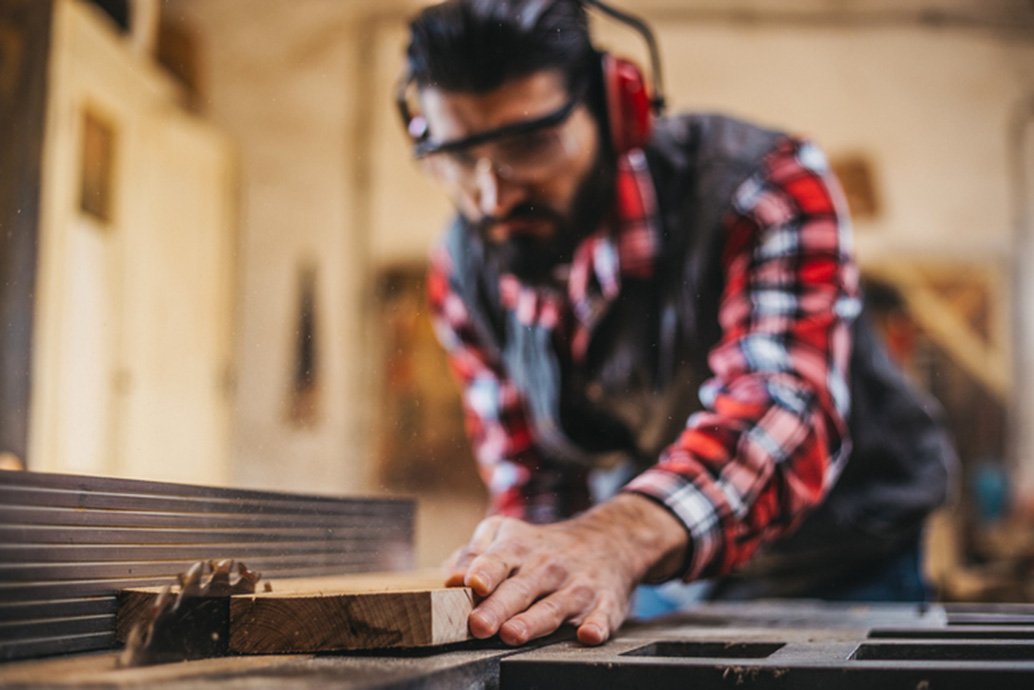 Mann im Sägewerk