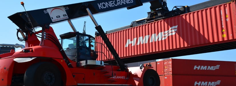 Greifstapler hebt HMM-Container