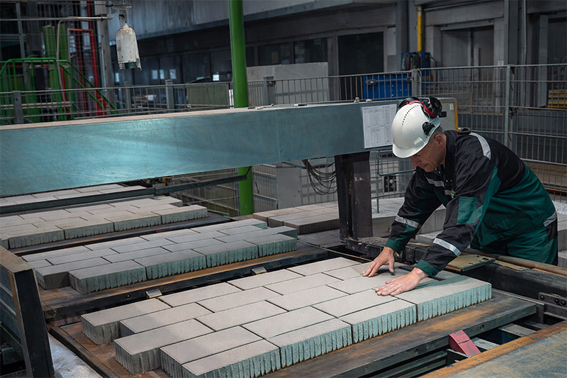 Mann mit Helm vorgebeugt