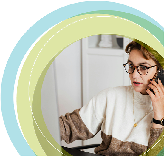 Die Frau telefoniert.