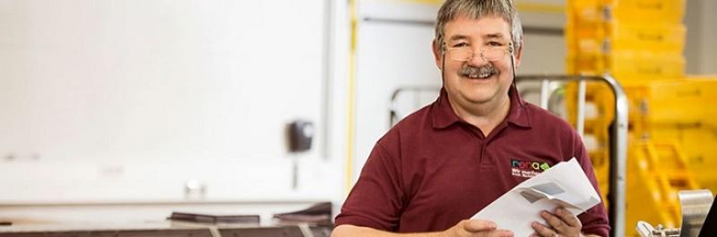 Mann, der Postumschläge hält