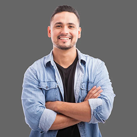 Lächelnder Mann mit verschränkten Armen