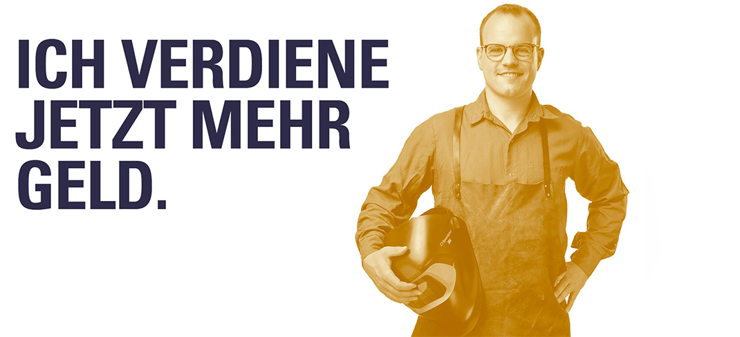 Lächelnde Mann - ICH VERDIENE JETZT MEHR GELD.