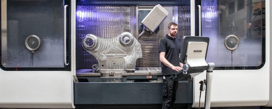 Techniker bedient ein modernes CNC-Bearbeitungszentrum