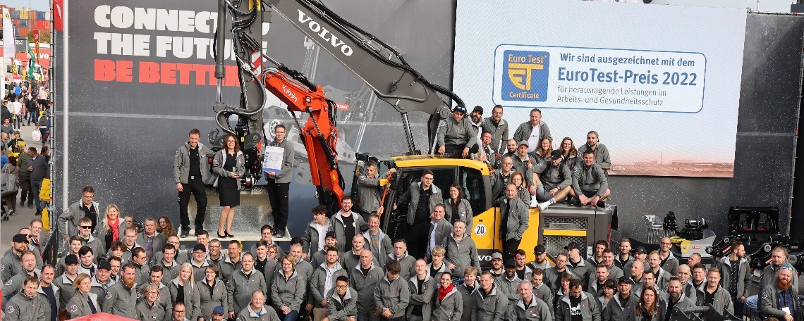 Teamfoto vor Volvo-Bagger