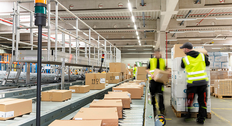 Paketsortierung am Förderband