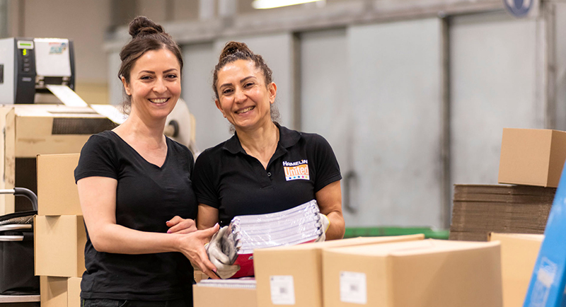 Gabelstapler transportiert große Papierrollen