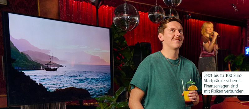 Mann neben der Bühne