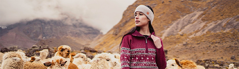 Frau und Alpakas