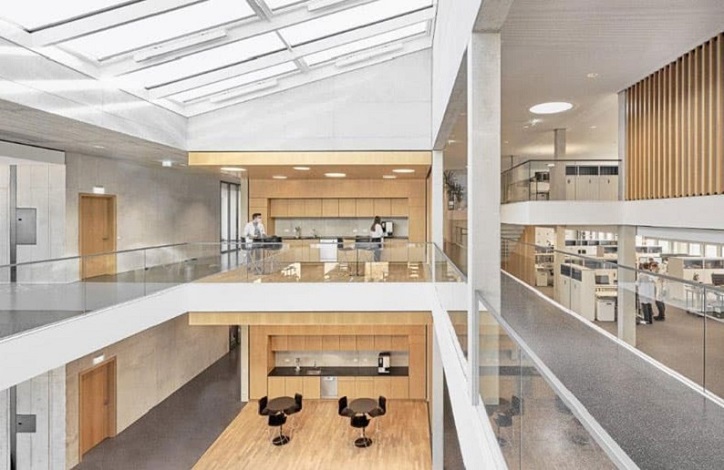 zwei Blöcke mit großen Fenstern