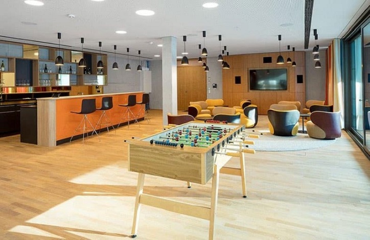 Raum mit einem Faustballtisch in der Mitte