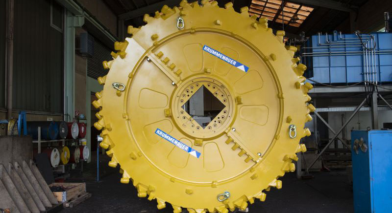 Großes gelbes Schneidrad in Werkhalle