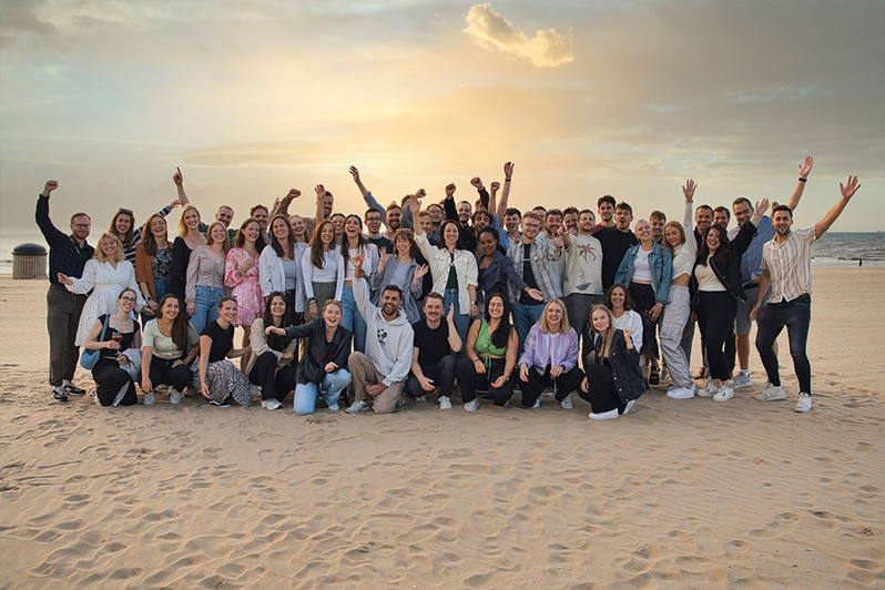 Teamevent am Strand bei Sonnenuntergang